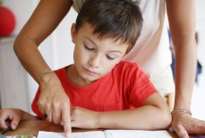 Ученые рассказали, стоит ли делать уроки вместе с ребенком