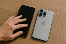 Почему не стоит оставлять телефон экраном вверх на столе — неожиданные причины