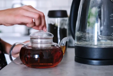 Пять способов, как применить заварку от чая в быту с пользой
