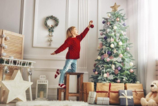 Фитнес-тренер рассказала, сколько можно сжечь калорий, наряжая елку