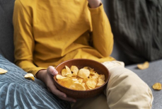 Объяснена невозможность остановиться при употреблении чипсов