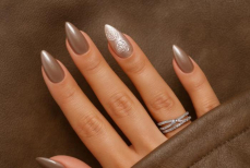 В январе 2026 моден маникюр в тонах Огненной Лошади