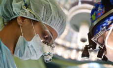 Девушка после операции обнаружила «переехавшую» с руки на язык татуировку