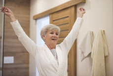 Почему после 65 лет не стоит принимать душ ежедневно — многие этого не знают