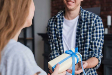 Психологи объяснили, почему мужчины редко просят подарки