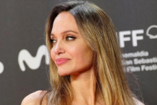 Анджелина Джоли впервые открыто показала шрамы после мастэктомии