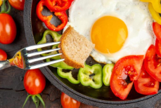 Как приготовить идеальную яичницу с жидким желтком — секреты поваров и главная хитрость