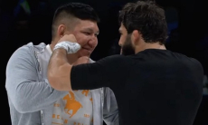 Куат Хамитов провел дуэль взглядов с Арманом Царукяном. Видео