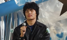 Нуралы Алип в образе Виктора Цоя исполнил «Группу крови». Видео