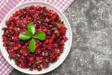 Назван один из самых полезных салатов на праздничный стол