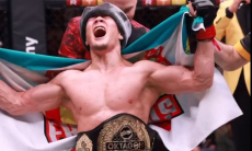 Жалгас Жумагулов защитил титул в «европейском UFC». Похоронил «Гробовщика» Давида Дворжака на глазах тысяч его фанатов