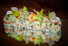 Рецепт оливье по запросу зумеров — без морковки, горошка и соленых огурцов