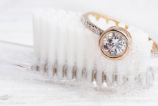 Украшения будут сверкать — простые способы очистки ювелирных изделий дома