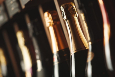 Профессор объяснила, кому опасно пить шампанское