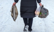 Как правильно носить тяжелые пакеты, чтобы не повредить спину