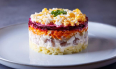 Оливье или шуба? Диетолог рассказал, какой салат полезнее