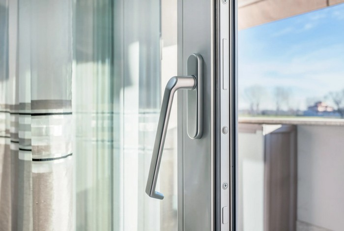 Мастер назвал худшее решение при установке балконных дверей