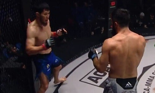 Даурен Ермеков ярко финишировал непобежденного бойца в России. Видео