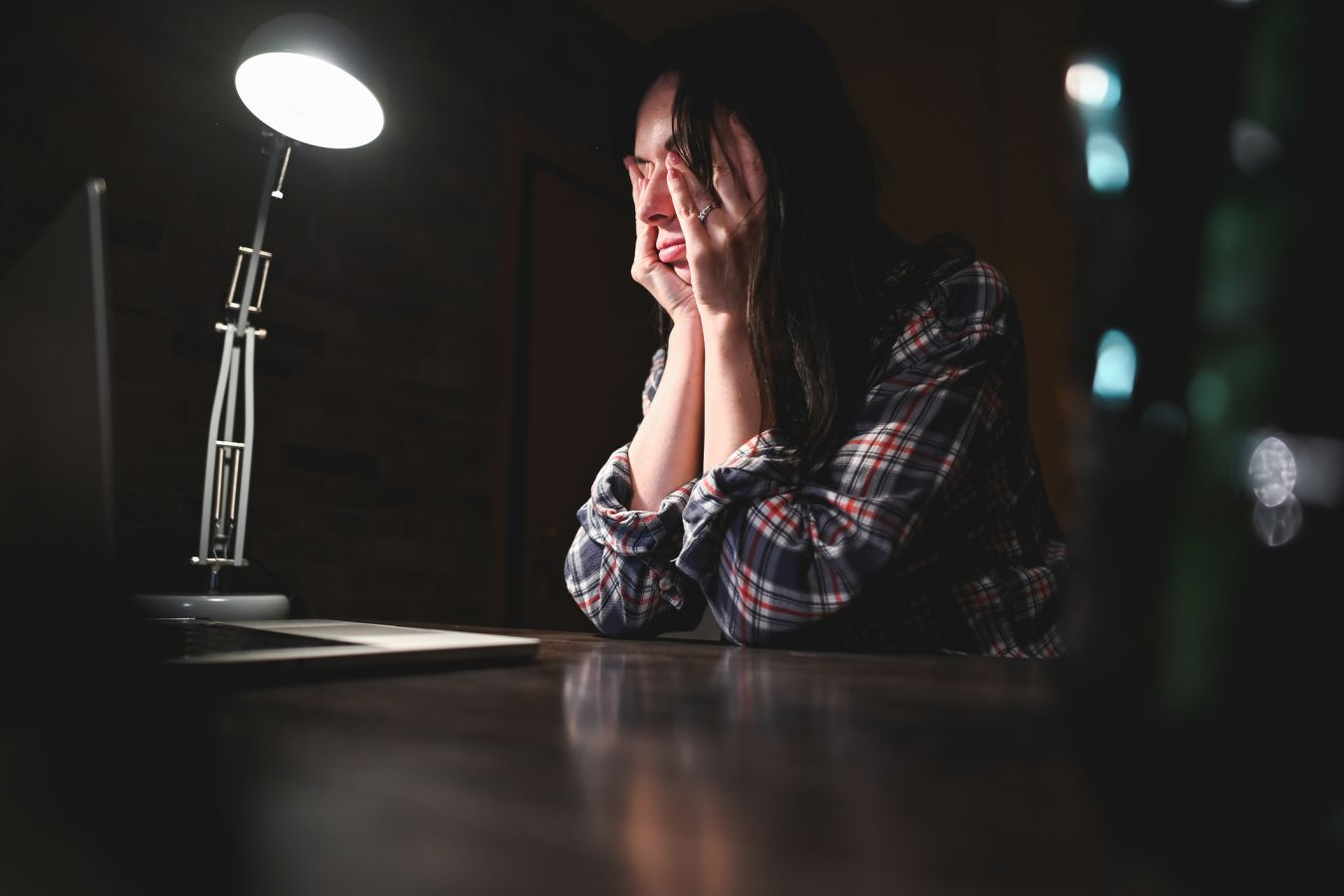 Как помочь себе просыпаться в тёмное время года