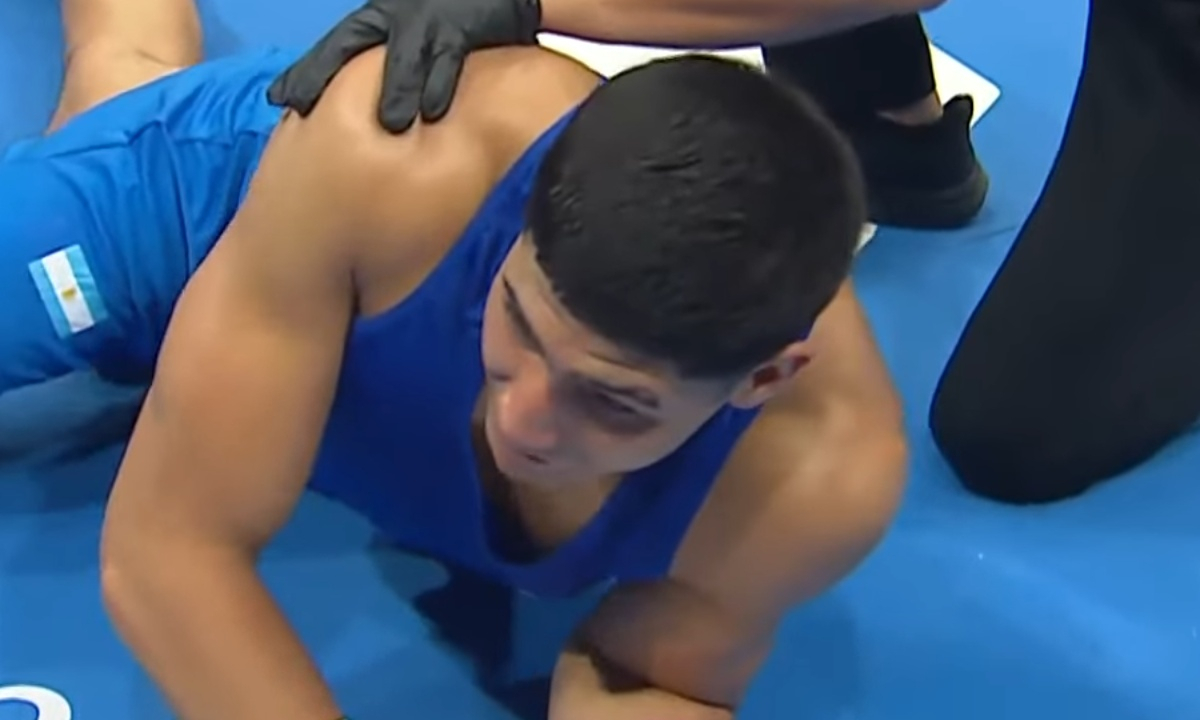 Жёстким нокаутом закончился бой чемпиона мира в тяжёлом весе. Видео