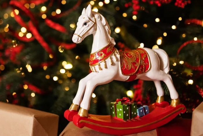 Как наряжать елку на новый год Огненной Лошади. Тренды, цвета и стиль, приносящие удачу в 2026-м