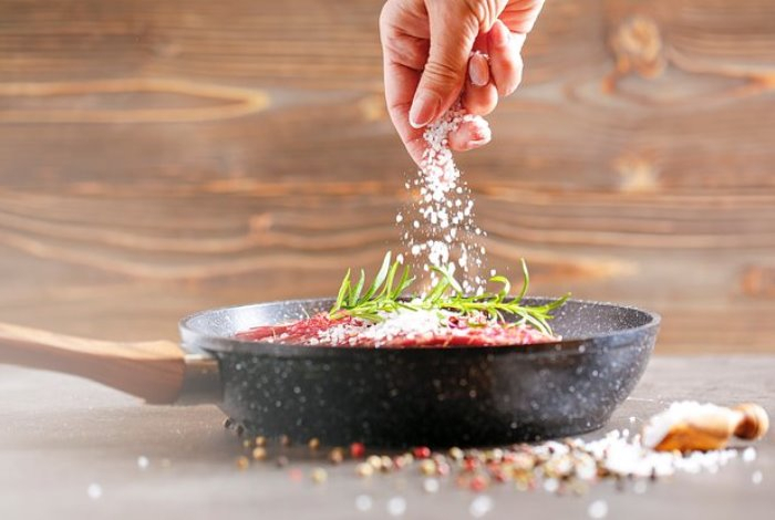 Названы признаки избытка соли в рационе