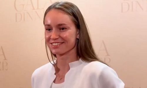 Елену Рыбакину заметили на вечеринке перед последним турниром в году. Видео