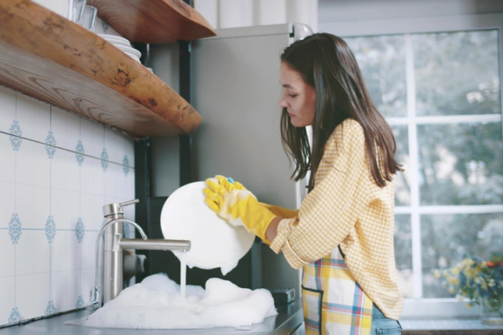 Как спасти кожу рук при частом мытье посуды на праздниках