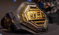 Казахстанский борец показал пояс чемпиона UFC. Видео