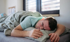 Названы самые вредные и опасные позы для сна