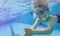 Как безопасно избавиться от воды в ухе после купания