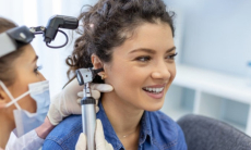 Названа неочевидная причина шума в ушах у женщин