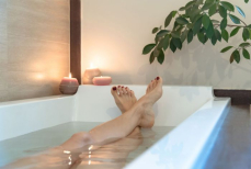 Полезны ли теплые ванны и компрессы для суставов зимой