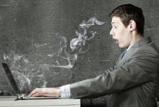 Почему курение за рабочим местом вредит компьютеру