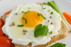 Хирург рассказал о скрытом вреде яичницы