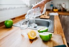 Гастроэнтеролог объяснил, как правильно выбирать минеральную воду