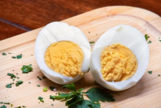 Как полезнее всего приготовить яйца на завтрак