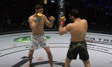 В первом раунде закончился бой за титул на турнире с участием казахстанцев. Видео