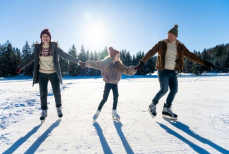 Названы лучшие зимние виды спорта для всей семьи