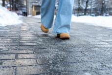 Чем посыпать дорожку возле дома зимой — гораздо лучше соли и реагентов