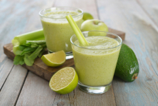 Почему свежевыжатый сок опасно пить на голодный желудок