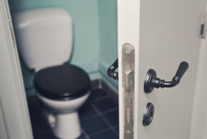 Врач назвал главные причины частых походов в туалет