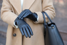 Врач раскрыла малоизвестную опасность кожаных перчаток