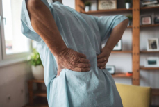 Названа популярная поза, которая «убивает» позвоночник