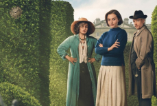 На Netflix вышел детективный сериал «Семь циферблатов Агаты Кристи». Видео