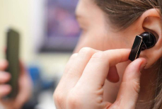 Эксперт объяснил, можно ли подслушать разговоры через беспроводные наушники