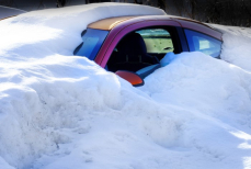 Опасно ли оставлять машину под снегом на долгое время — ответ эксперта