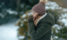 Врач предостерег от ношения варежек и шарфов из синтетики