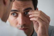 Офтальмолог предупредила об опасном заболевании глаз у носителей контактных линз