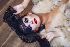 Дизайнер рассказал, как носить кружево зимой